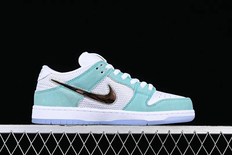 All categories Nk SB Dunk Series Nk SB Dunk Low low-top sneakers April Skateboards x Nk SB Dunk Low joint model Frozen Rose SB smashed backboard fashion casual sneakers FD2562-400